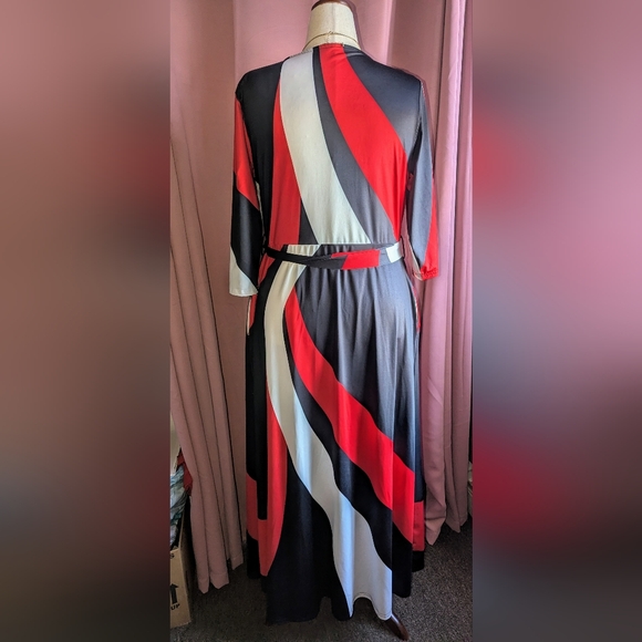 Chic V-Neck Maxi Dress 2x - Picture 4 of 12